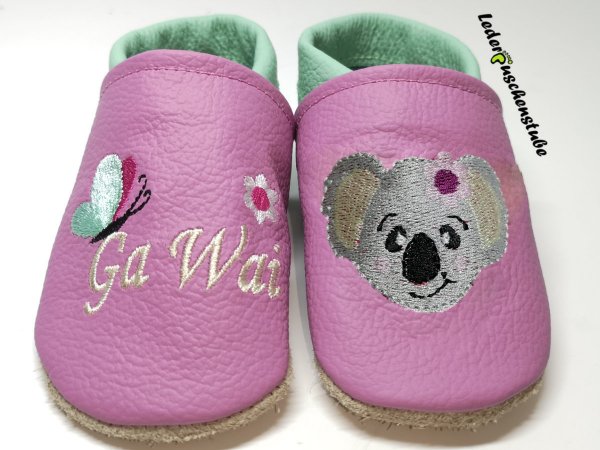 Lederpuschen orchidee-mint, Namen weiß, Schmetterling pink-weiß-mint-schwarz, Blume rosa-pink rechts und Koala Kiki