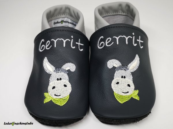 Lederpuschen anthrazit-grau mit beiderseits Stickerei Esel Tuch (hellgrün) und beiderseits Namen am Spann (grau)