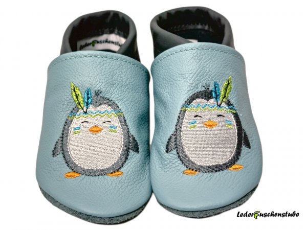 Lederpuschen babyblau-anthrazit mit Stickerei Pingu Federn hellgrün-türkis