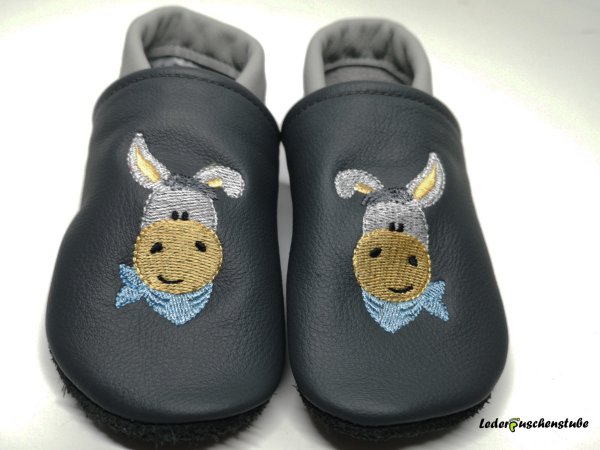 Lederpuschen/Krabbelschuh in anthrazit-grau mit Stickerei Esel Tuch hellblau Die Krabbel Krabbe