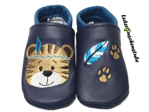 Lederpuschen dunkelblau-azur mit Stickerei Tiger Feder azur und mini Feder azur-mint-schwarz und Tatzen