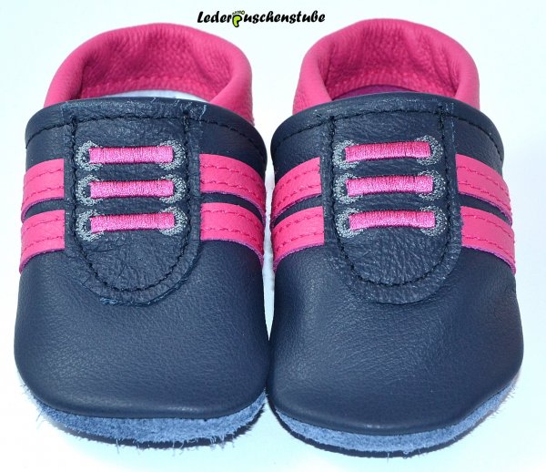 Lederpuschen-als-Turnschuh-dunkelblau-pink-Streifen-pink-Schnürsenkel-gestickt-pink-anthrazit