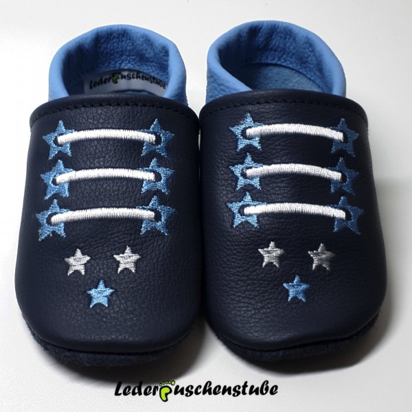 Lederpuschen-dunkelblau-hellblau-Sport-Sterne-hellblau-weiß-grau-hellblau-Die-Krabbe-Krabbe-beiderseits.jpg