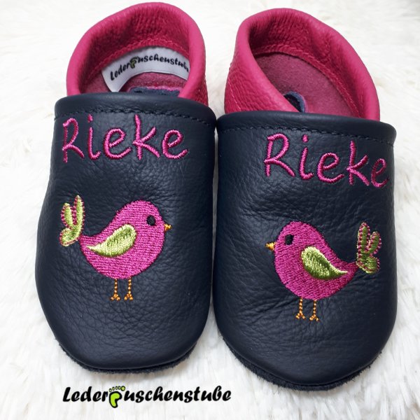Lederpuschen dunkelblau-pink, beiderseits Vogel (pink,helgrün,orange) von Rock Queen, beiderseits am Spann den Namen (pink)