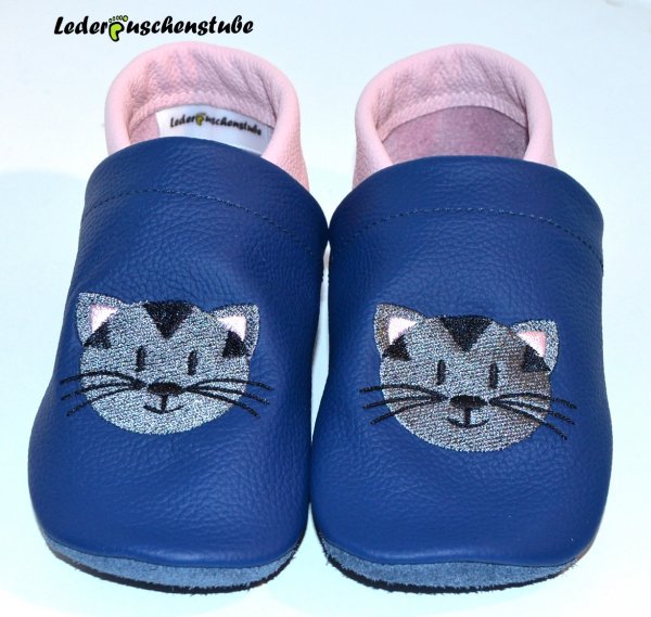 Lederpuschen-jeansblau-rosa-mit-beiderseits-Katze-Himbeerdesign