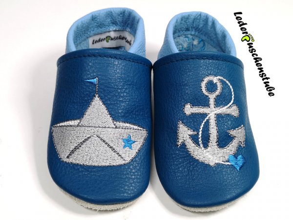 Lederpuschen azur-hellblau mit rechts Stickerei Papierboot grau-anthrazit-lichtblau Die Krabbel Krabbe und links  Anker Rock Queen anthrazit-hellblau-lichtblau