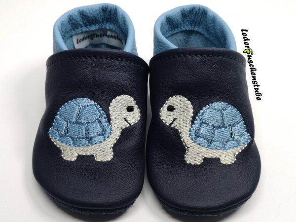 Lederpuschen dunkelblau-hellblau und Stickerei Schildkröte hellblau-creme