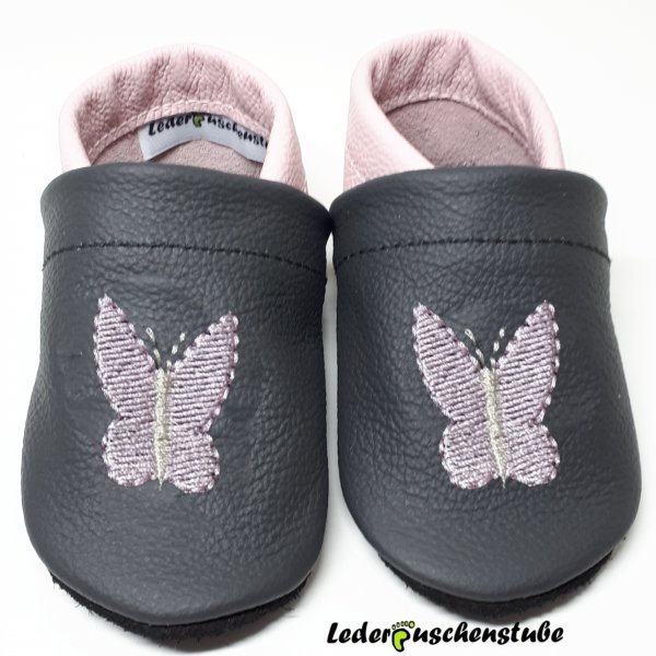 Lederpuschen anthrazit-rosa mit Stickerei Schmetterling rosa-creme Lederpuschenstube
