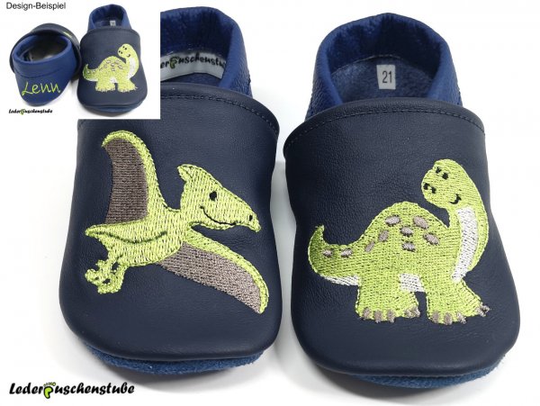 Lederpuschen dunkelblau-jeansblau, rechts Ferse den Namen hellgrün; Stickerei Flugdino und Dinosaurier (hellgrün-steingrau-creme) Die Krabbel Krabbe