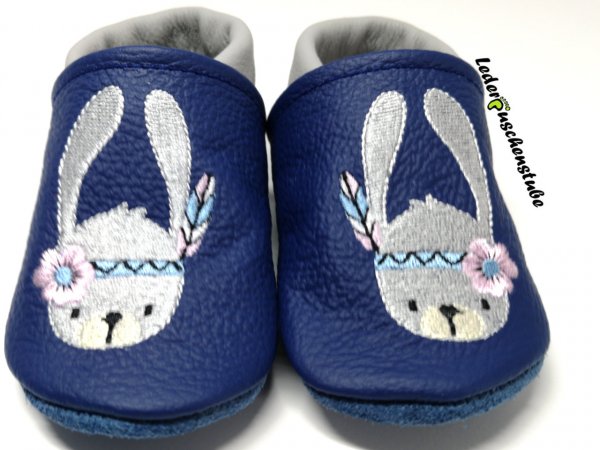 Lederpuschen/Krabbelschuh in jeansblau-grau mit Stickerei Boho Hase Die Krabbel Krabbe