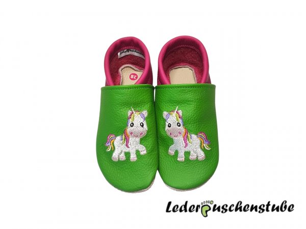 Lederpuschen in mittelgrün-pink mit Stickerei Einhorn