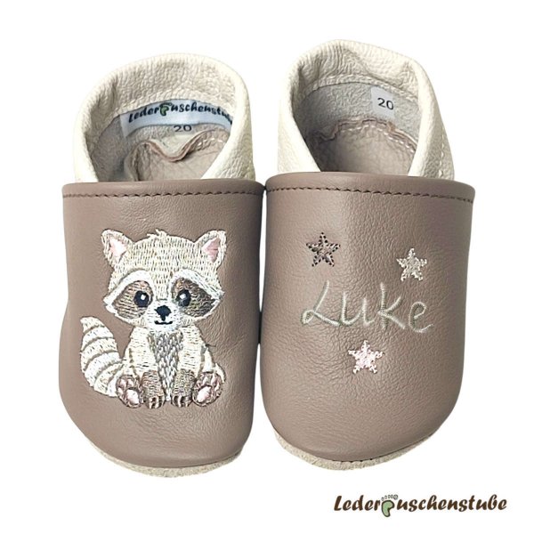 Krabbelschuhe in cappuccino-creme mit Namen (creme) 3 Sterne (cappucino-beige-hautfarbe) links und rechts  Waschbär Tapsi (creme-cappuccino-weiß-schwarz-hautfarbe)