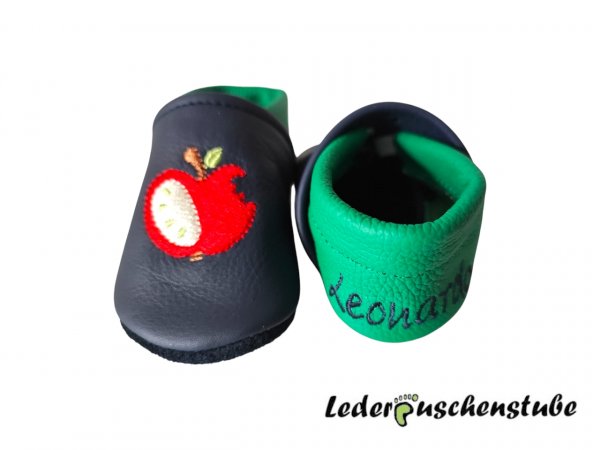 Lederpuschen dunkelblau-ital.grün mit Stickerei Apfel und Raupe hellgrün und Namen Ferse dunkelblau