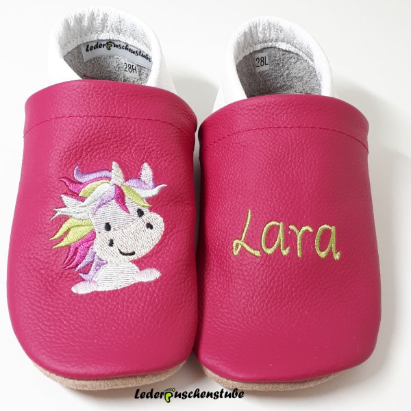 Lederpuschen-pink-weiß-rechts-Einhorn1-weiß-helllila-hellgrün-pink-grau-creme-Die-Krabbel-Krabbe-links-Namen-hellgrün