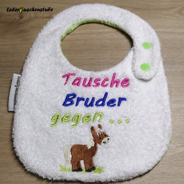 Lätzchen Vorderseite: Frottee weiß mit Stickerei/Spruch "Tausche Bruder gegen...Pony braun (lederpuschenstube), Rückseite Baumwolle hellgrün kleine Blumen, Drucknöpfe 2 hellgrün