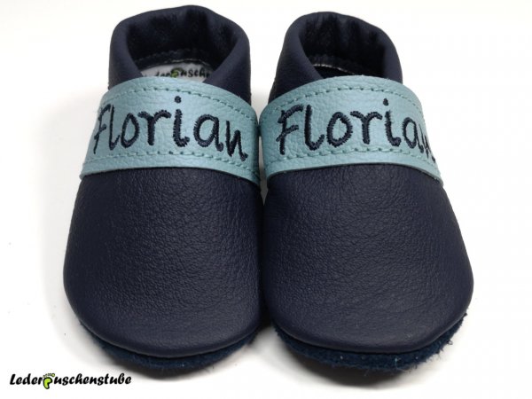 Taufschuh dunkelblau mit Namen dunkelblau und Spannband babyblau