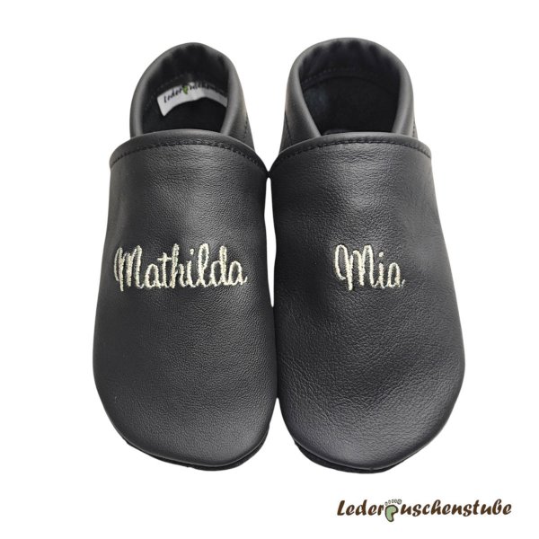 Lederpuschen personalisiert Geschenk zur Geburt – Babyschuhe anthrazit mit beiderseits Namen mittig (creme)