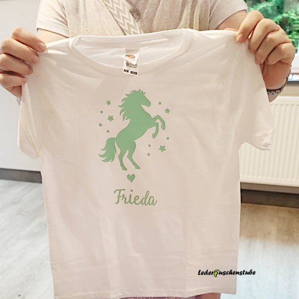 Gefertigt auf einen weißen Kinder T Shirt mit Bügelbild Pferd Sterne mint