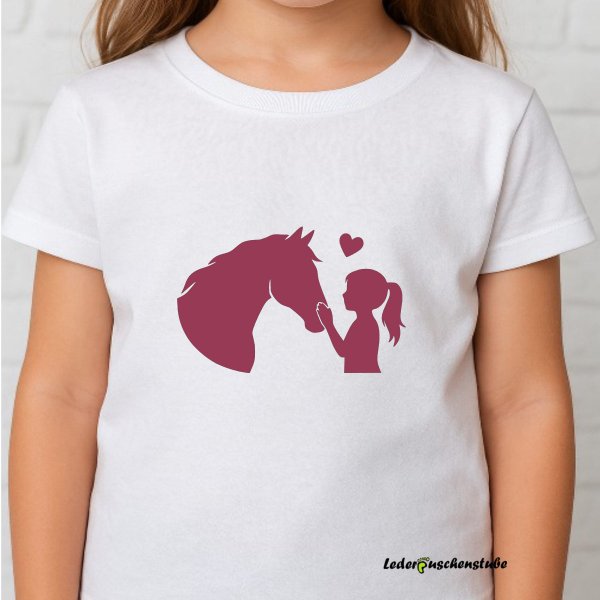 Design-Beispiel auf einem weißen Kinder T-Shirt mit Bügelbild Pferdekopf Mädchen in bordeaux