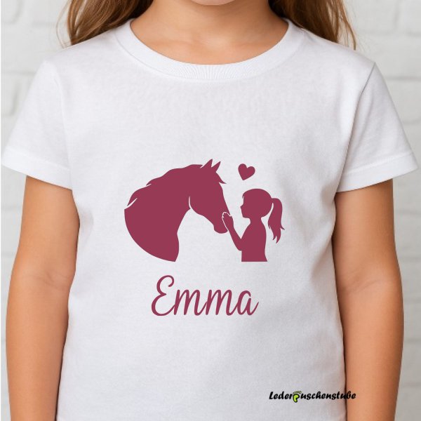 Design-Beispiel auf einem weißen Kinder T-Shirt mit Bügelbild Pferdekopf Mädchen und Name in bordeaux