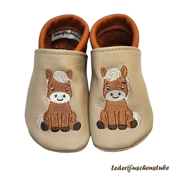 Lederpuschen in beige-braun mit Stickerei Pony Ida in braun-creme, schneller Versand in Größe 21