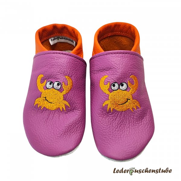 Krabbelschuhe in flieder-orange mit Stickerei Krebs in orange