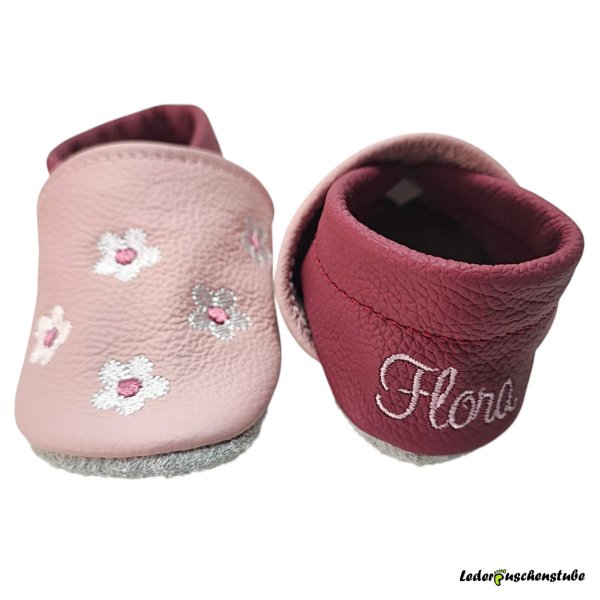 Krabbelschuhe rosa-altrosa; mit Namen Ferse (rosa) und Stickerei 6 Blümchen (weiß-altrosa)