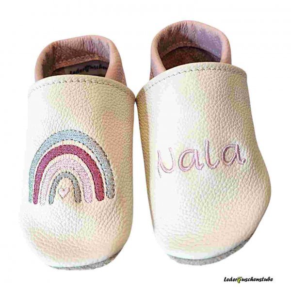 Krabbelschuhe für Babys und Kleinkinder in creme-rosa mit rechts Regenbogen Herz und links den Namen rosa