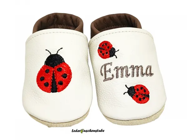 Krabbelschuhe Baby Leder personalisiert Marienkäfer – Lederpuschen creme-cappuccino mit Namen taupe, große und kleine Marienkäfer rot-schwarz