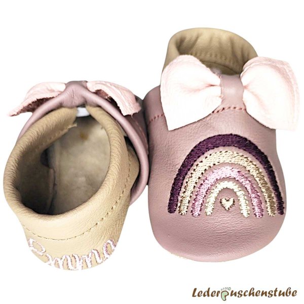 Krabbelschuhe in mauve nude-beige; Lederschleife rosa und beiderseits Regenbogen pflaume-beige-mauve nude-creme Herz beige und beiderseits Name an der Ferse rosa
