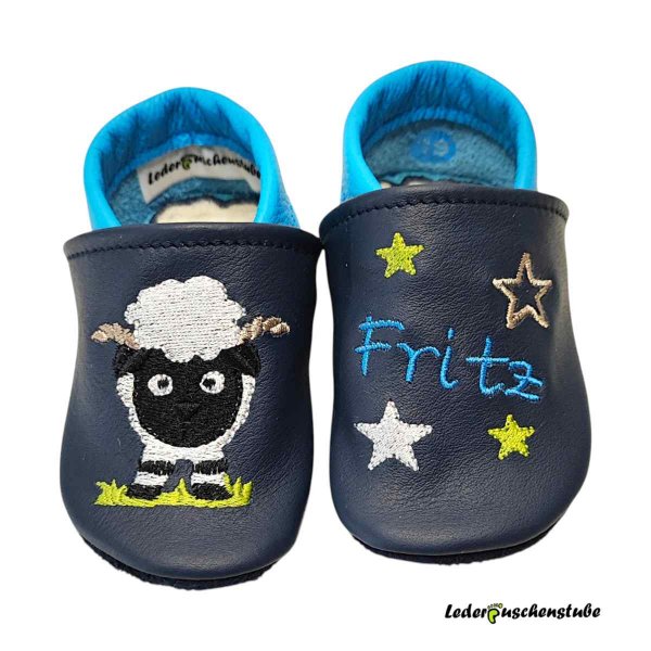 Krabbelschuhe in dunkelblau-lichtblau, mit rechts Walliser Schwarznasenschaf und links Namen (lichtblau) Sterne (hellgrün-weiß-cappuccino)