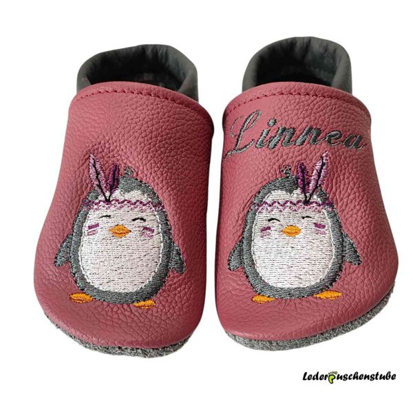 Krabbelschuhe altrosa-anthrazit, links am Spann den Namen anthrazit und beiderseits Stickerei Pingu Federn (flieder-orchidee)