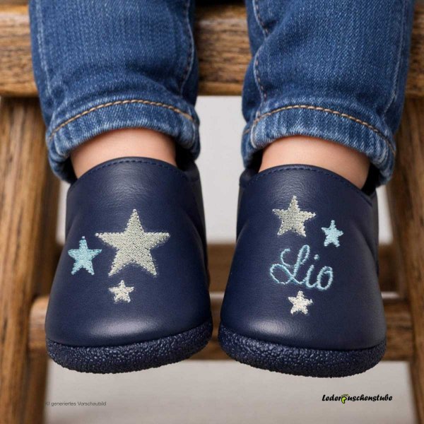 KI-generiertes Bild von handgemachte Krabbelschuhe dunkelblau 3 unterschiedliche Sterne groß und klein (hellblau-grau-weiß) Namen hellblau für Babys