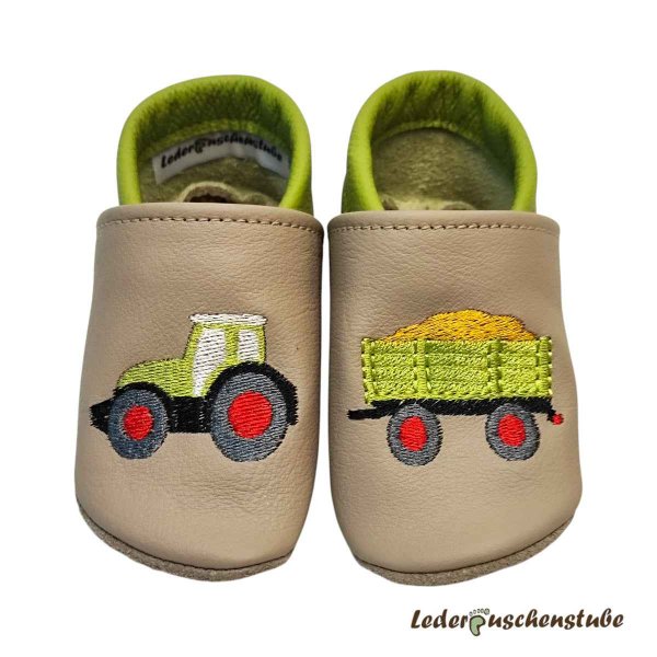 Krabbelschuhe in beige-hellgrün mit rechts Traktor und links Anhängerladung in hellgrün-rot