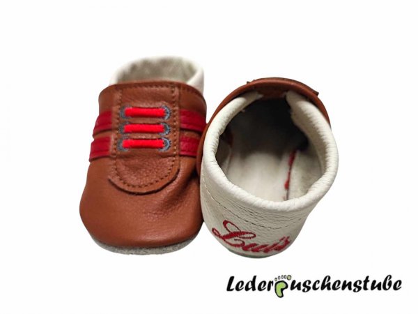 Krabbelschuhe als Turnschuh in braun-creme, mit Namen rot beiderseits Ferse Stickerei Schnürsenkel und Streifen rot