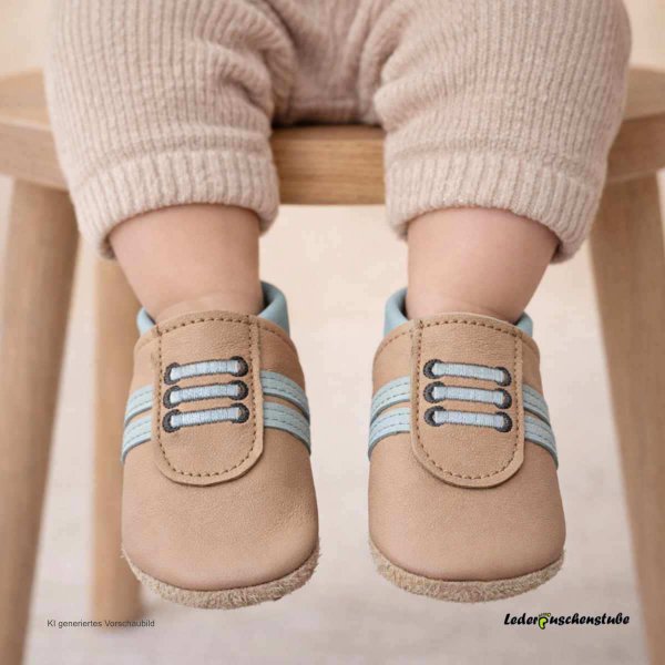 Vorschaubild (KI generiert) Handgemachte Krabbelschuhe Turnschuh beige-eisblau, Schnürsenkel und Streifen eisblau für Babys