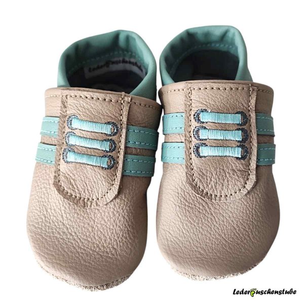 Krabbelschuhe als Turnschuh in beige-pastelltuerkis, Stickerei Schnürsenkel (passteltürkis-anthrazit) und Streifen (pastelltuerkis)