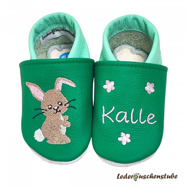 Krabbelschuhe mittelgrün-mint, rechts Hase (cappuccino) und links Namen rosa mit 3 kleinen Blumen rosa-weiß