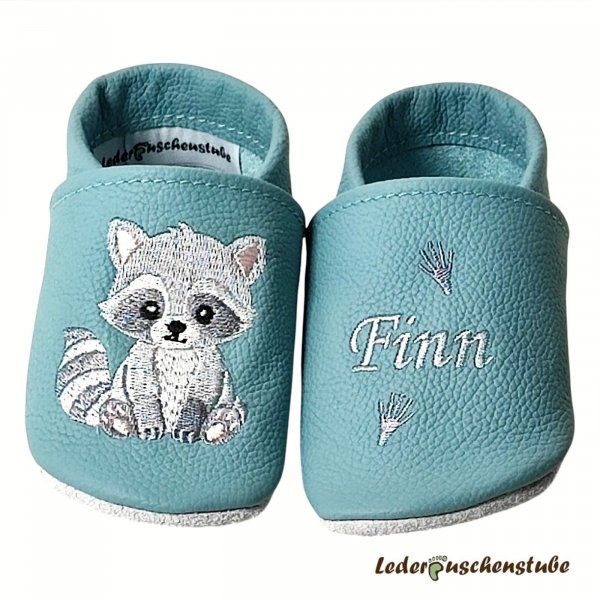 Krabbelschuhe Baby personalisiert - Lederpuschen in babyblau mit Namen (grau), kleinen Pfoten (steingrau) und Waschbär Tapsi (grau-steingrau-weiß-schwarz-hellrosa)