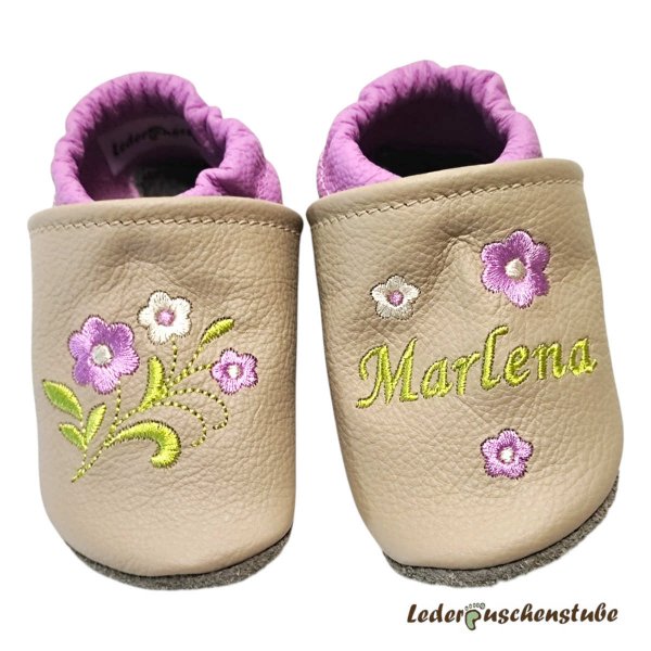 Lederpuschen in beige-orchidee mit rechts Blumenstrauß (hellgrün-orchidee-creme) und links Namen (hellgrün) mit 3 Blumen (creme-orchidee, orchidee-creme) 