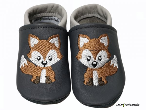 Lederpuschen anthrazit-grau mit Stickerei Fuchs sitzt2