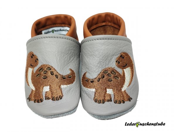  Lederpuschen grau-braun und Stickerei Dinosaurier (braun-dunkelbraun-creme