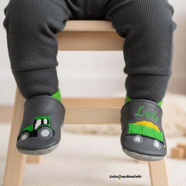 Handgemachte Lederpuschen anthrazit-mittelgrün mit Namen mittelgrün Traktor mit Anhängerladung mittelgrün grau maisgelb für Baby