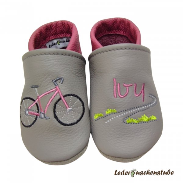 Lederpuschen Baby in steingrau-altrosa mit Namen, Straße und Fahrrad altrosa