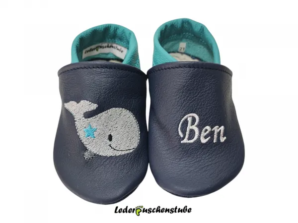 Babyschuhe Leder mit Namen – Lederpuschen dunkelblau-türkis, rechts Wal mit Stern grau-anthrazit-schwarz-türkis, links Namen weiß