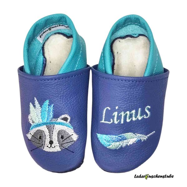 Lederpuschen jeansblau-türkis mit Namen mint und Feder, rechts Waschbär Indianer mint-grau-türkis-lichtblau