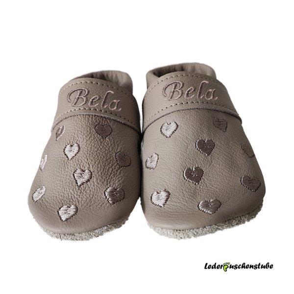 Lederpuschen beige, Lederspannband beige; Herzchen beige, mit Namen beige beiderseits Spann
