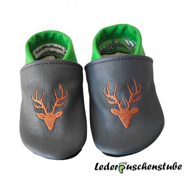 Lederpuschen anthrazit-mittelgrün, Stickerei Hirsch (braun)