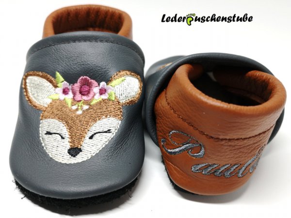 Lederpuschen anthrazit-braun, Namen linke Ferse anthrazit sowie mit Stickerei Boho Reh (braun-creme, Blumen weiß-dunkelrot-rot-hellgrün) Die Krabbel Krabbe