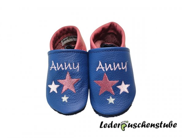 Lederpuschen jeansblau-altrosa mit Namen rosa beiderseits am Spann und 3 unterschiedliche Sterne in altrosa-rosa-weiß